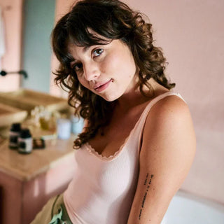 Biotina: Mujer con piel y cabello hermosos.