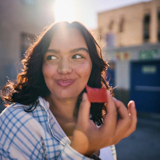 Mujer comiendo sustancias amargas
