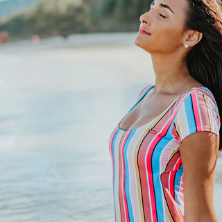 Mujer al sol junto al agua