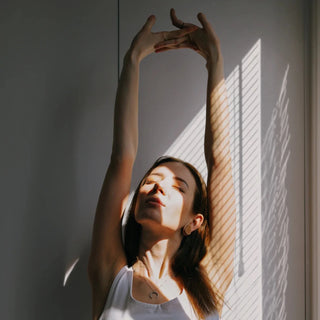 Mujer cansada estirándose
