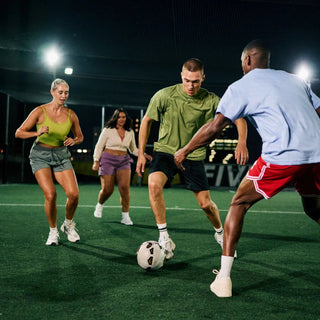 Grupo jugando al fútbol