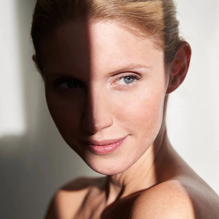 Rostro de mujer en penumbra.