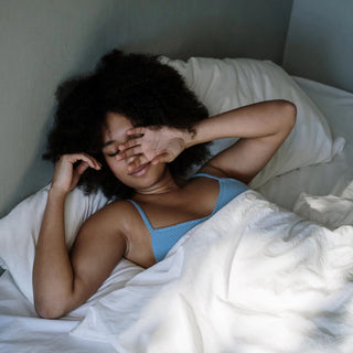 Mujer despertándose en la cama