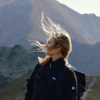 Alpinista con el viento en la cara.