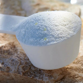 Magnesio en polvo en una cuchara, blanco