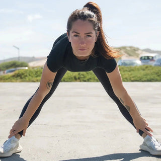 Músculos: Mujer estirando las piernas, entrenamiento