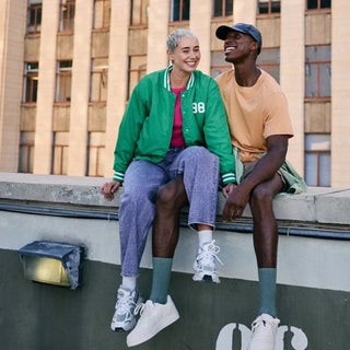 Una pareja sentada en un muro