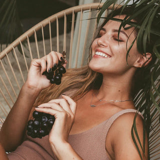 Mujer en una silla, relajada, feliz