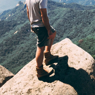 Hombre ha caminado a la cima de la montaña