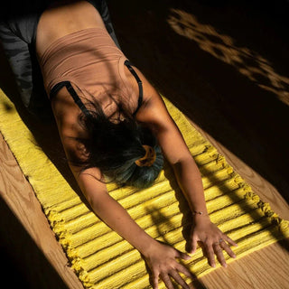 Mujer haciendo yoga
