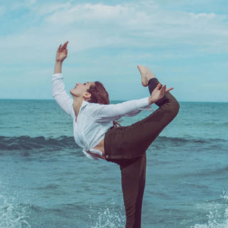 Mujer estirándose en el mar