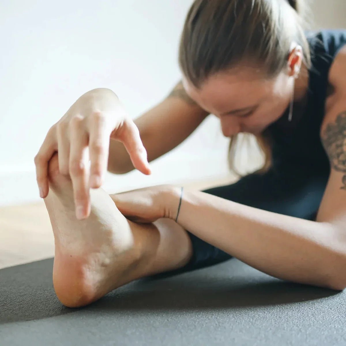 Mujer estirando pantorrilla, pie