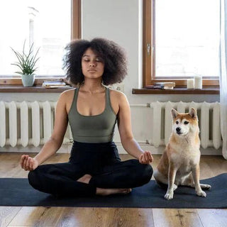 Mujer haciendo yoga en colchoneta, relajada.