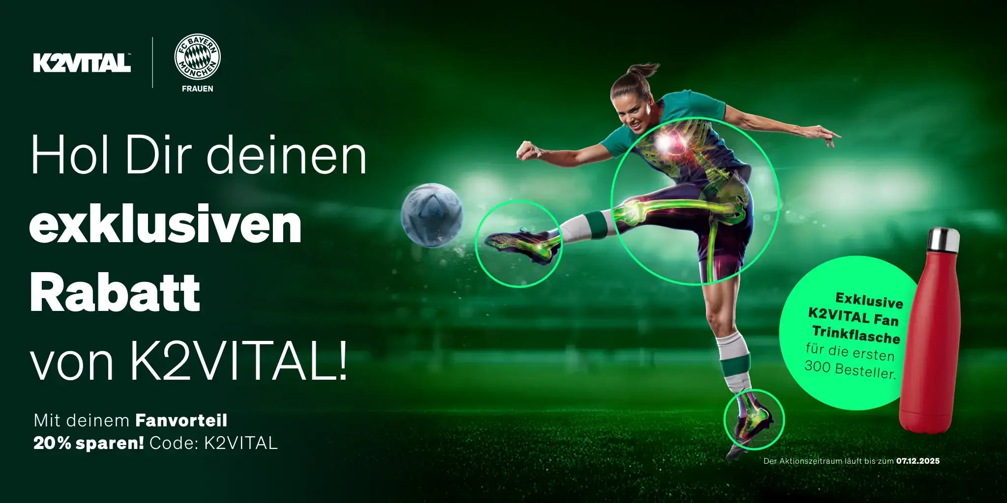Eine Fußballspielerin kickt einen Ball neben einer K2VITAL Wasserflasche. Genießen Sie einen exklusiven Rabatt und eine Fanflasche für die ersten 300 Bestellungen.