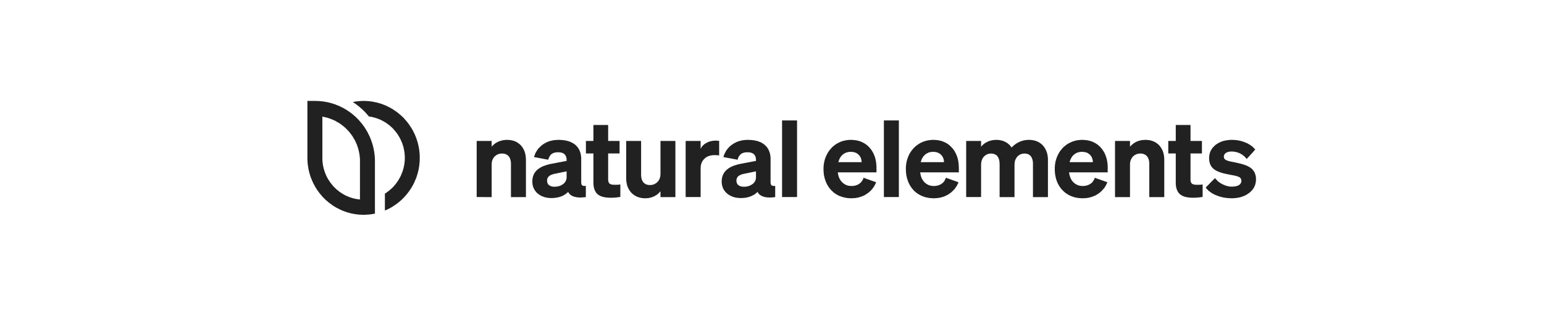 Texto negro "natural elements" en minúsculas con un logotipo simple en forma de hoja en negrita a la izquierda, todo sobre un fondo blanco.