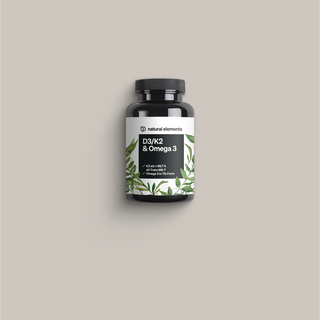Una botella de cápsulas de té verde capturando elementos naturales frente a un fondo blanco.