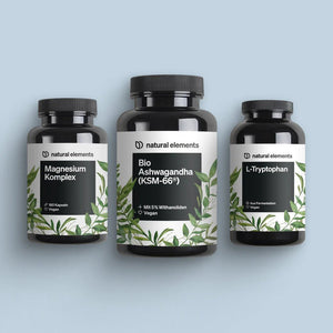 El Keep Calm Bundle de NATURAL ELEMENTS, con tres botellas de suplementos – Complejo de Magnesio, Bio Ashwagandha (KSM-66) y L-Triptófano – se muestra sobre un fondo azul claro.