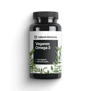 Una elegante botella negra de NATURAL ELEMENTS etiquetada como "Cápsulas de Aceite de Algas Omega 3 Veganas" resalta los beneficios de los ácidos grasos omega-3 de las algas marinas. Esta alternativa vegana a las fuentes tradicionales está adornada con gráficos de hojas verdes que enfatizan su origen natural.